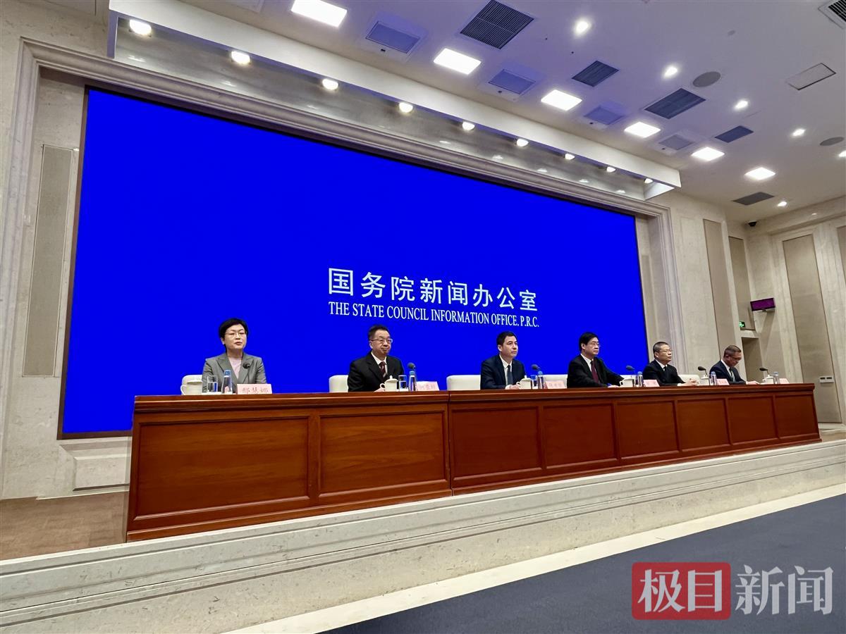 工信部:优化升级“长辈模式”改造了2577个老年人常用的网站和手机APP